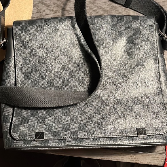 Authentic LOUIS VUITTON
District PM Damier Graphite Messenger Bag Black - Picture 2 of 4